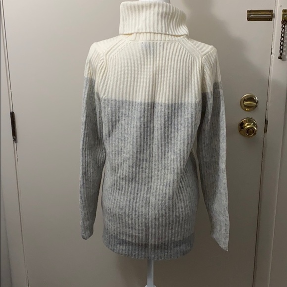 Banana Republic Gray and Off White Turtleneck - Picture 8 of 8